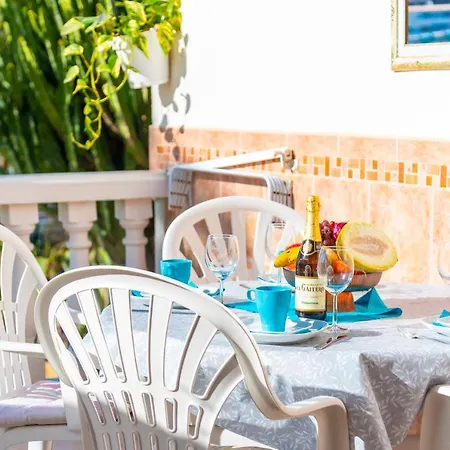 Sunny Oasis Getaway דירה
