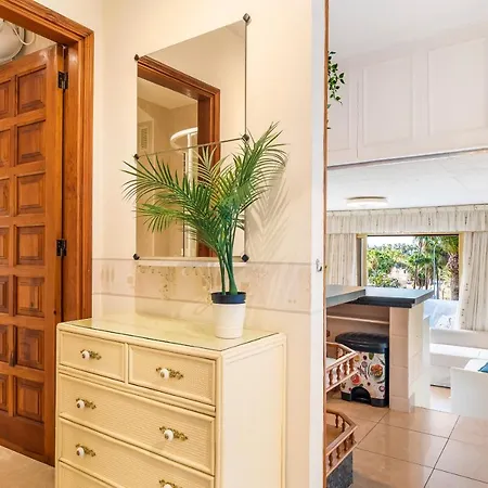Sunny Oasis Getaway דירה