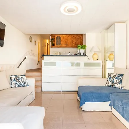 Sunny Oasis Getaway דירה