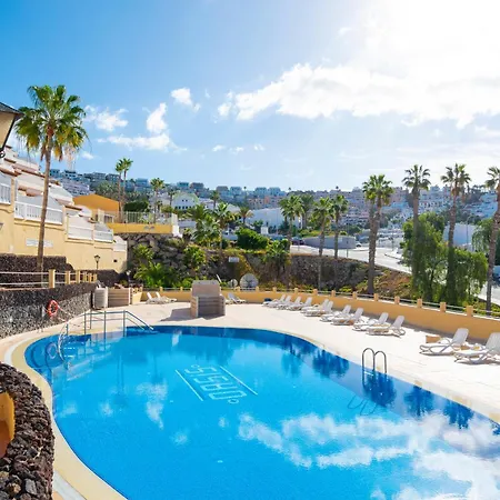 Sunny Oasis Getaway אדחה