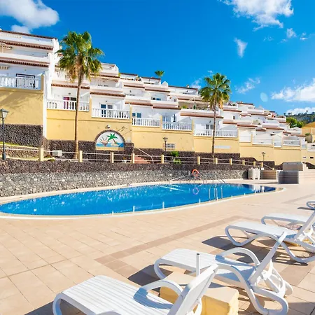 Sunny Oasis Getaway אדחה