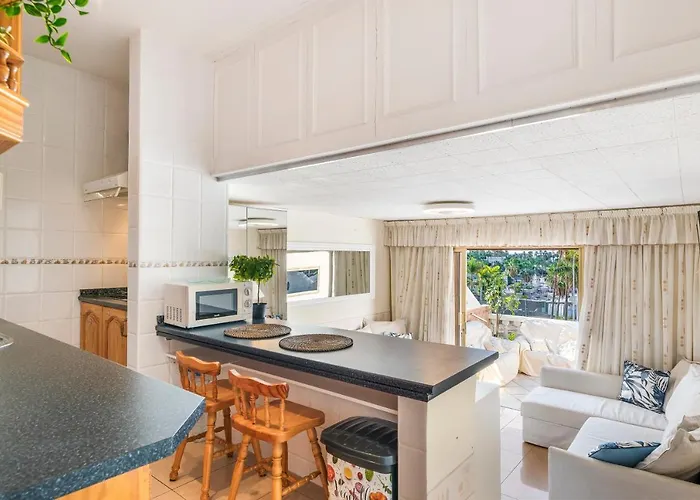 Sunny Oasis Getaway דירה *