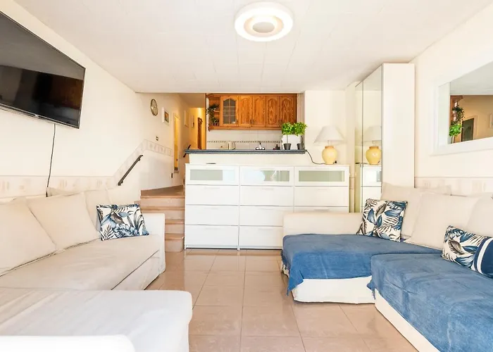 Sunny Oasis Getaway דירה